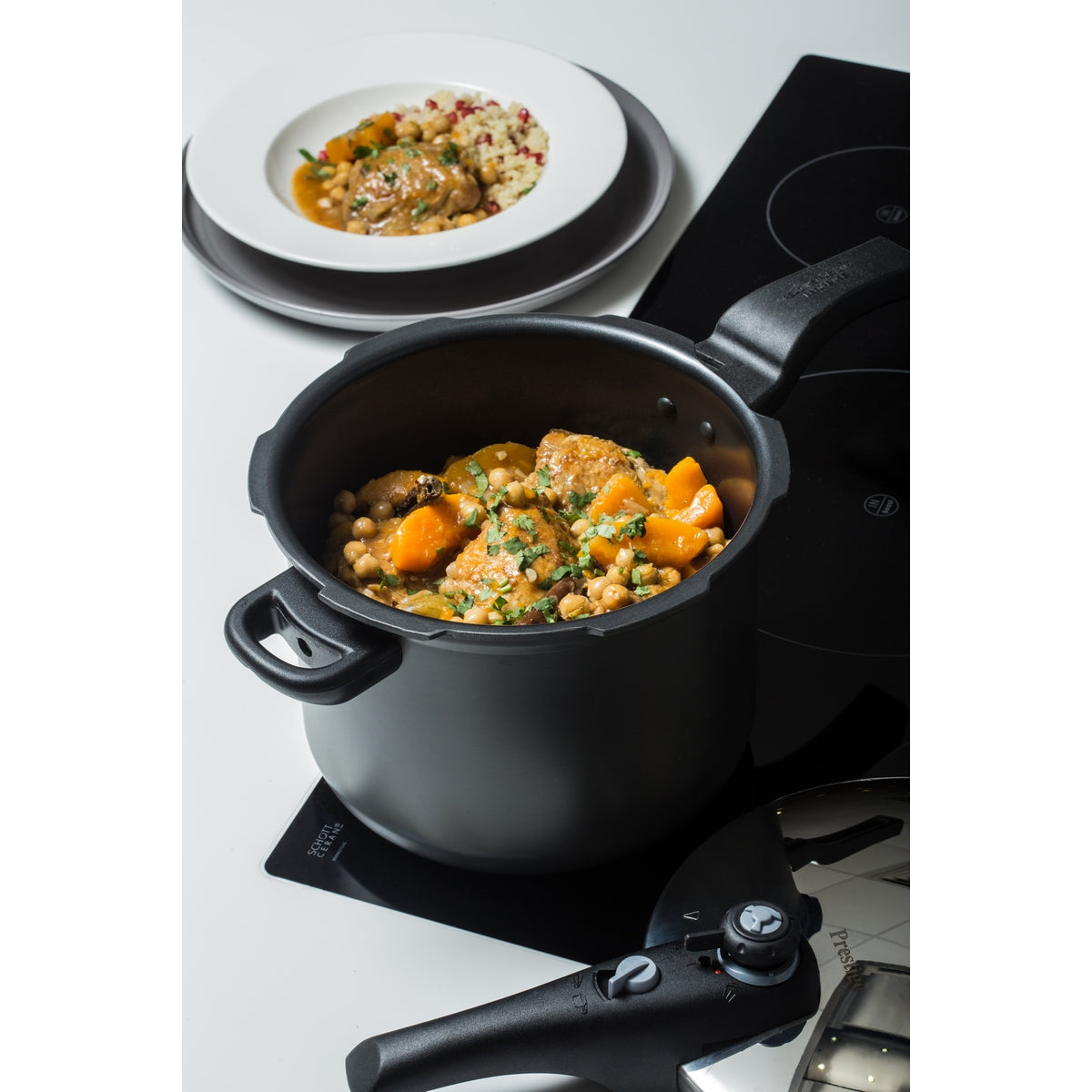 Prestige Hard Anodised Smart Plus pressure cooker features a heavy duty, scratch resistant non stick interior without coatings or PFOA chemicals, thanks to the hard anodisation process